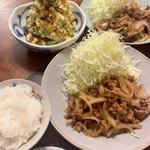 生姜焼きとカリカリベーコンのチョモランマポテサラ(自宅)