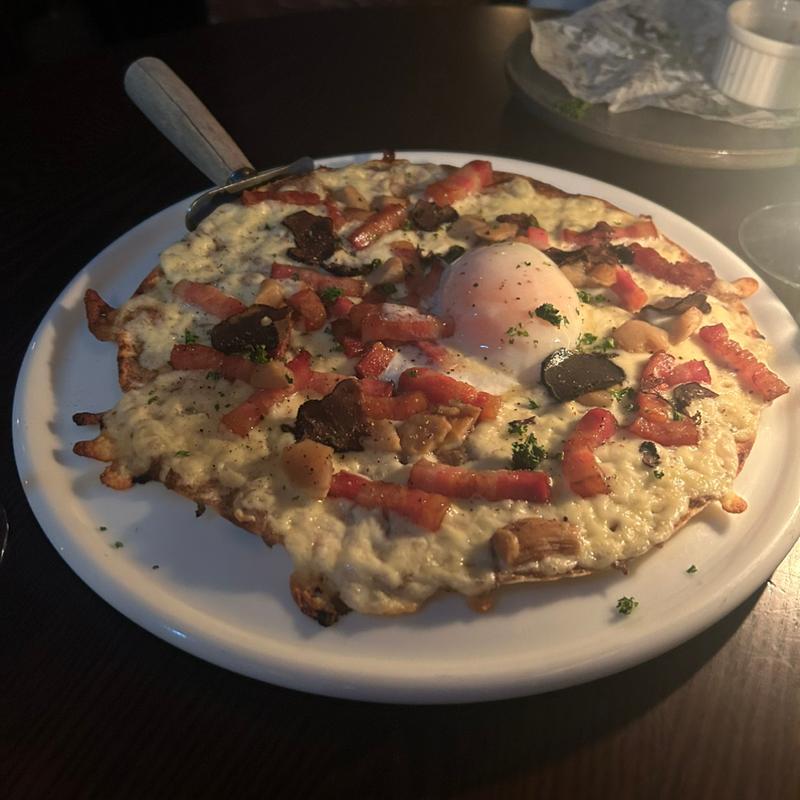 トリュフ香るとろ〜り半熟卵のビスマルクピザ(倫敦塔)