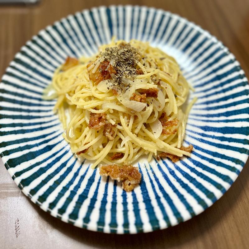 鶏皮と玉ねぎのガーリックパスタ(ベルクス 東墨田店)