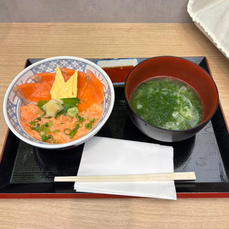サーモン ねぎトロ丼(磯丸水産食堂 横浜ワールドポーターズ店)