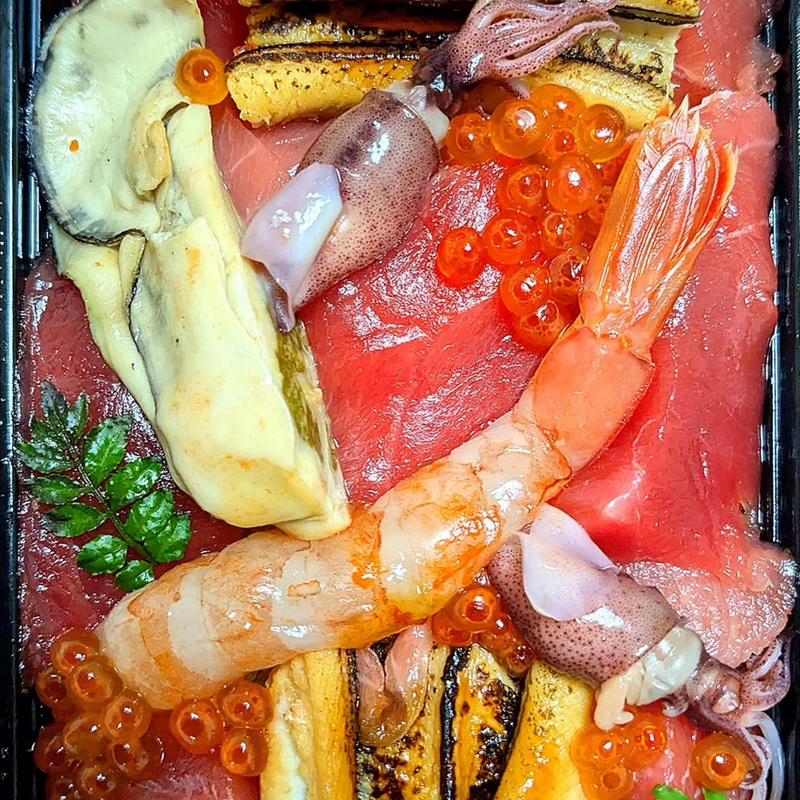 マグロと季節の海鮮ちらし 小(マグロマート)