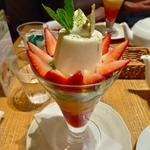 杏仁豆腐といちごのパフェ