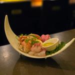 北海道産オオズワイガニのセコ、鯛の昆布締め、甘エビの酒盗和え、本マグロ、酢味噌とハーブオイル仕立て