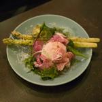 春キャベツとホワイトアスパラのソテー生ハムと温玉添え(和食バル タケイチ （和食BAL Takeichi）)