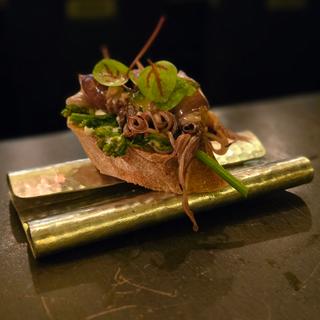 ホタルイカと菜の花を使ったブルスケッタ(和食バル タケイチ （和食BAL Takeichi）)