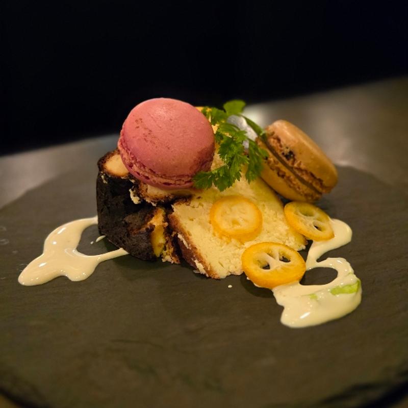 ベイクドチーズケーキとマカロン(和食バル タケイチ （和食BAL Takeichi）)