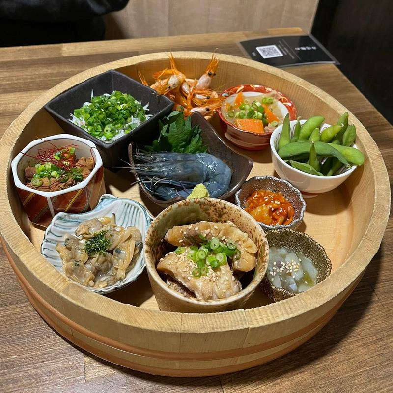 キラクニおばんざい盛り合わせ(海鮮と浜焼き ネオ大衆個室酒場 キラクニ。 金山駅本店)