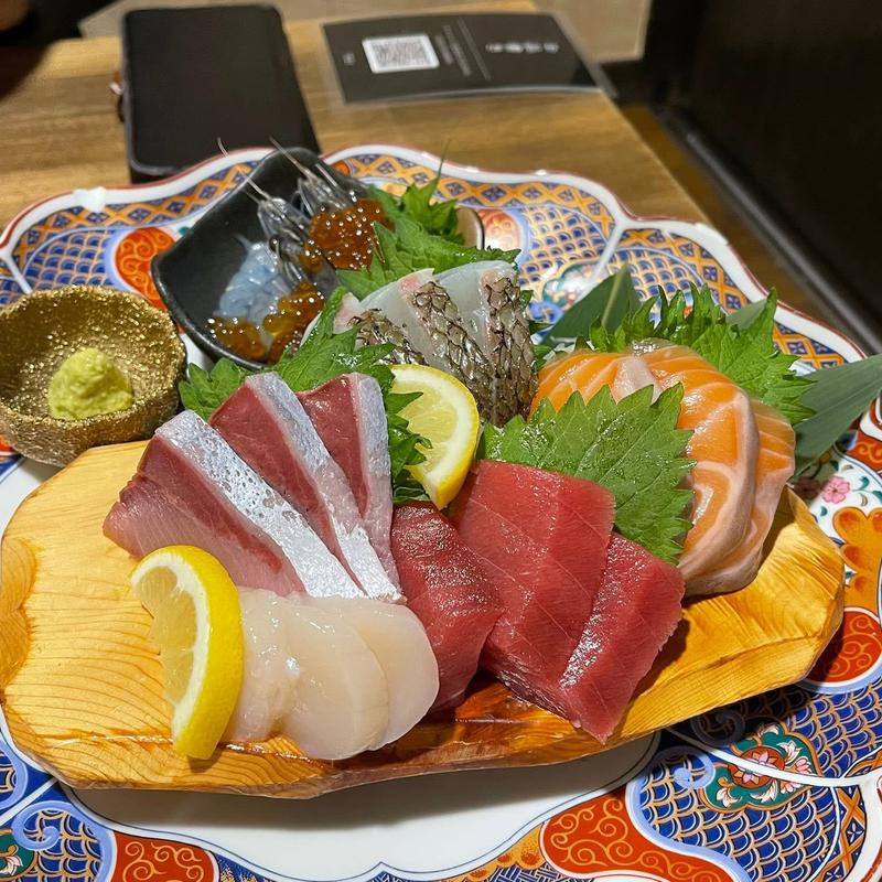 キラクニ刺身の盛り合わせ5種(海鮮と浜焼き ネオ大衆個室酒場 キラクニ。 金山駅本店)