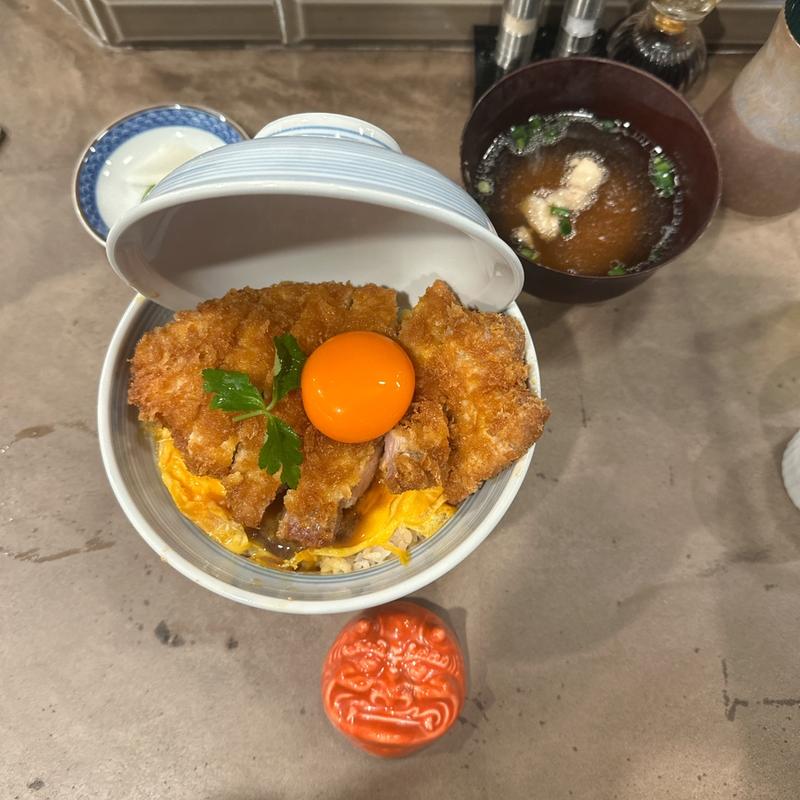 焼きカツ丼(上) 赤卵乗せ(とんかつ四郎吉)
