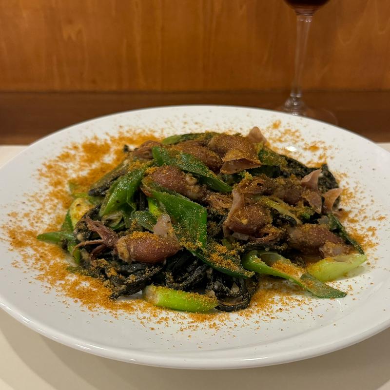 富山湾ホタルイカ・九条ネギ・ペペロンチーノ・カラスミがけ イカスミを折込んだタリオリーニ(オステリア オルカドーロ)