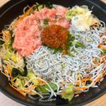 (しらす問屋とびっちょ 江の島弁財天仲見世通り店)