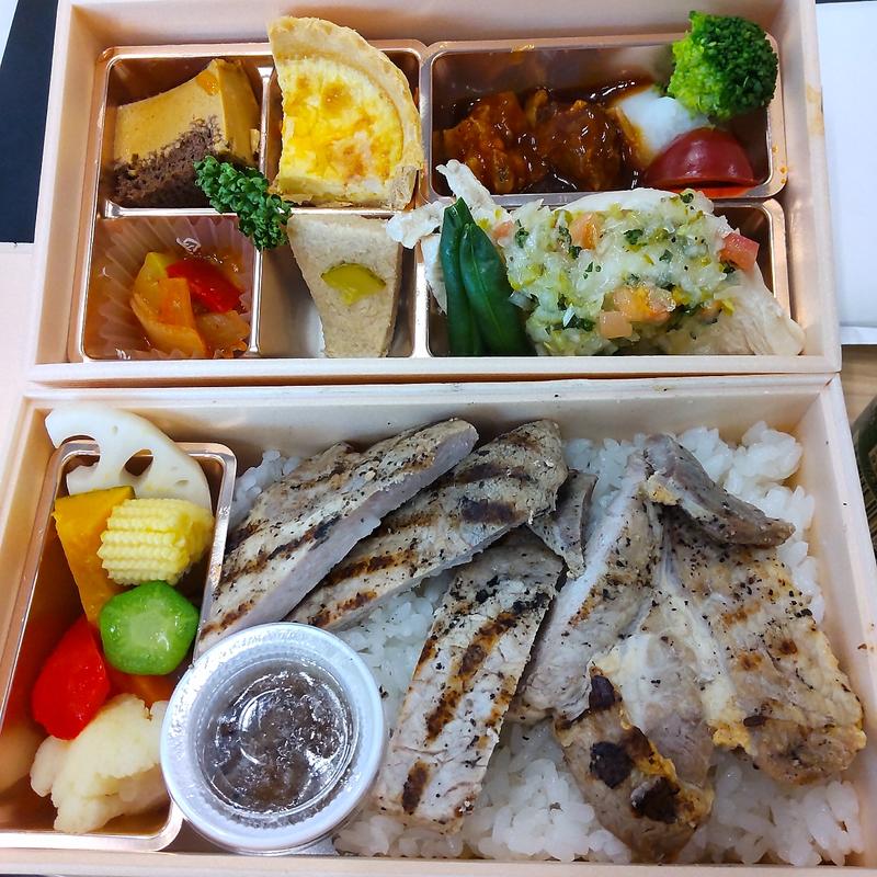 牛肉の煮込みと豚ロースのグリエの2段弁当(ビストロ石川亭 東京駅グランスタ八重北店)