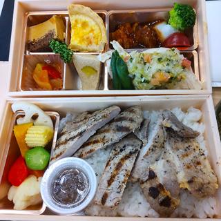 牛肉の煮込みと豚ロースのグリエの2段弁当(ビストロ石川亭 東京駅グランスタ八重北店)