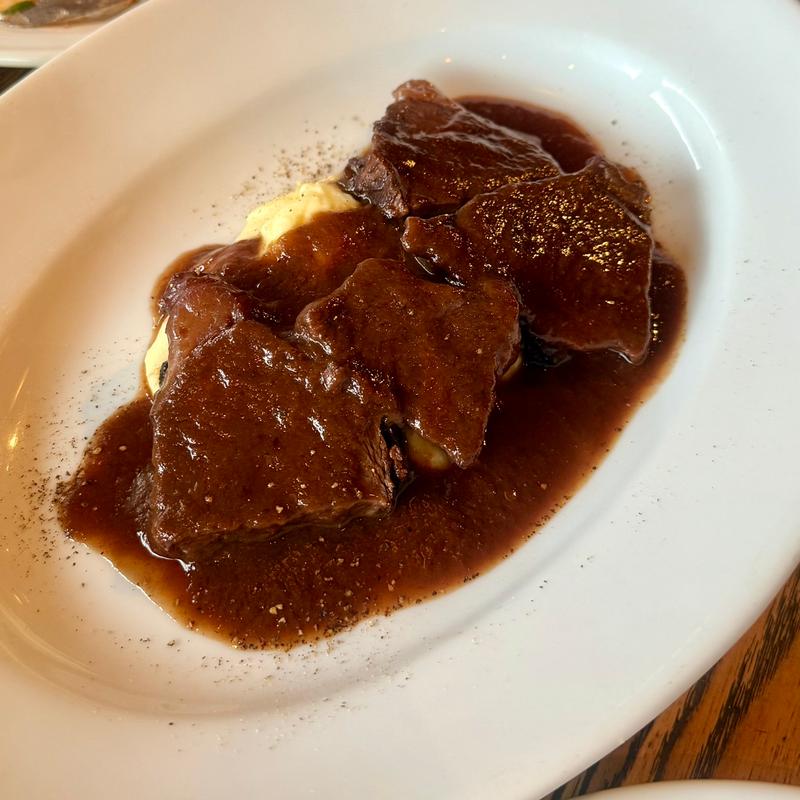 牛もも肉の赤ワイン煮(Trattoria e Pizzeria MOTHERS)