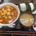 マーボー麺おにぎりセット(市場食堂)