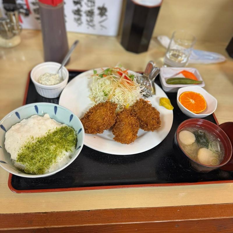大ぶりカキフライと山かけご飯定食(港亭)