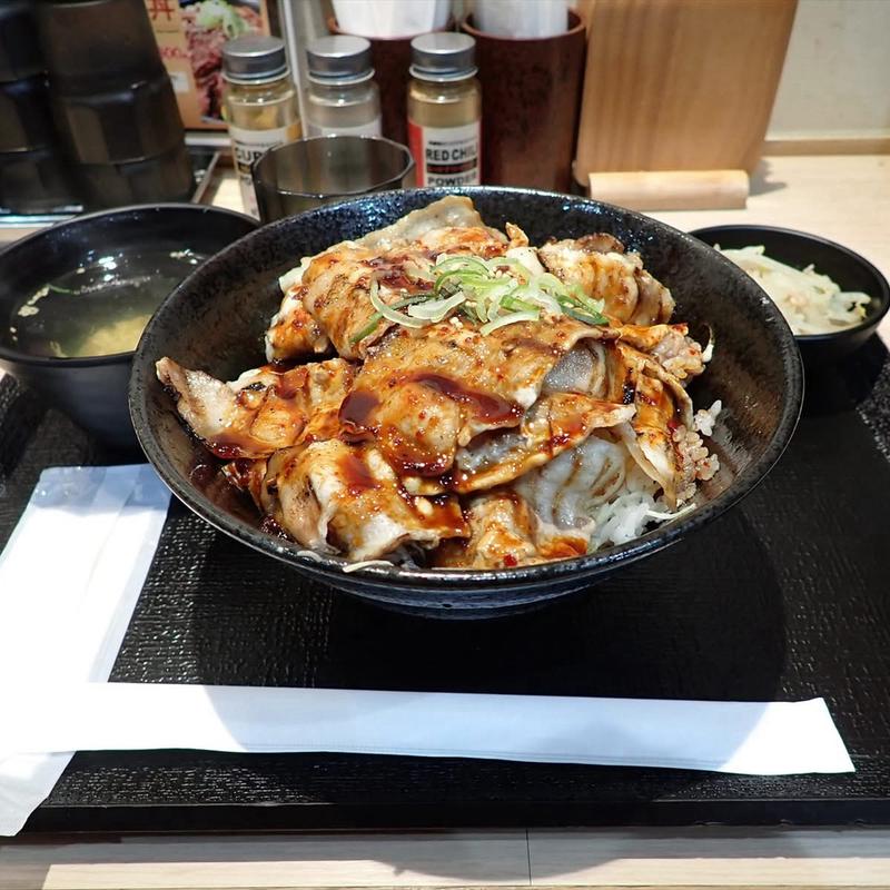 山盛り豚バラ丼 大盛り(池袋肉劇場)