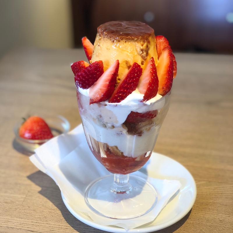 いちごのプリンアラモードパフェ(ホトリ)
