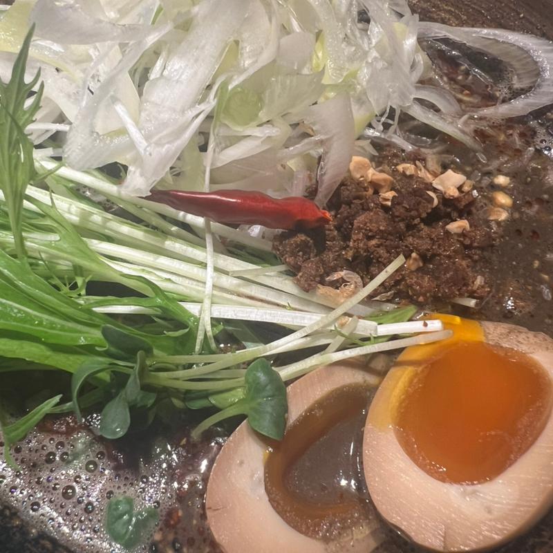 紅黒胡麻担々麺(香氣 四川麺条)