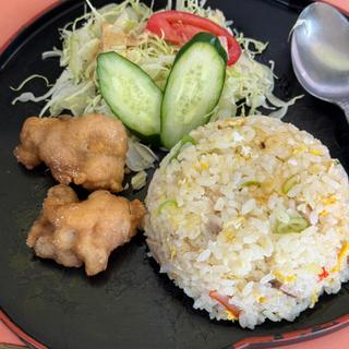 セットの半チャーハン、揚げ物、ミニサラダ(とんとん )