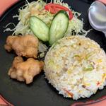セットの半チャーハン、揚げ物、ミニサラダ