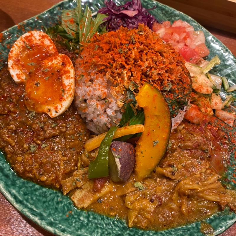 2種のあいがけカレー　雑穀米、400グラム、味玉(Spice curry TRIGGER)