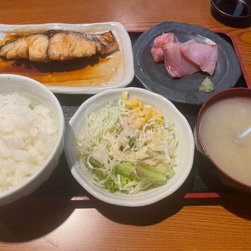 サワラ煮・ブリ刺身(秋葉原漁港 快海 （あきはばらぎょこう かいかい）)