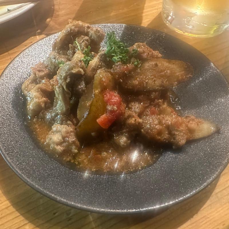 牛スジとゴボウのアラビアータ(BEER STAND molto!! 阪急三番街店)