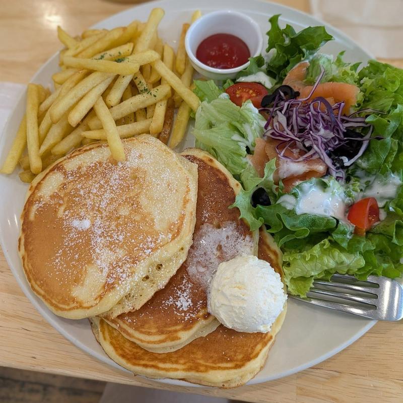 スモークサーモンとオリーブのマリネパンケーキセット(38mitohachi （ミトハチ）)