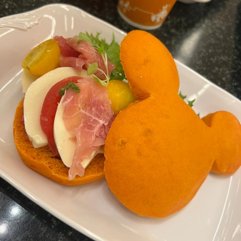 モッツァレッラと生ハムのミッキーサンドウィッチ  (チックタック・ダイナー)