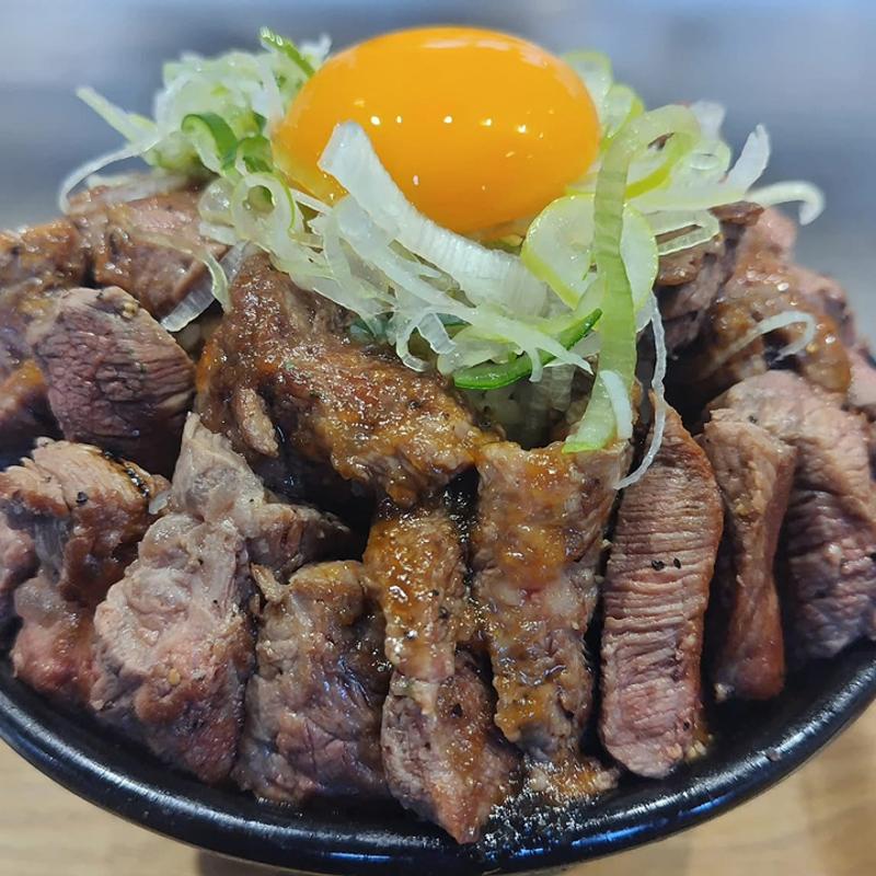 メガマウンテン丼(メガインディアンズ ステーキハウス 緑白土店)