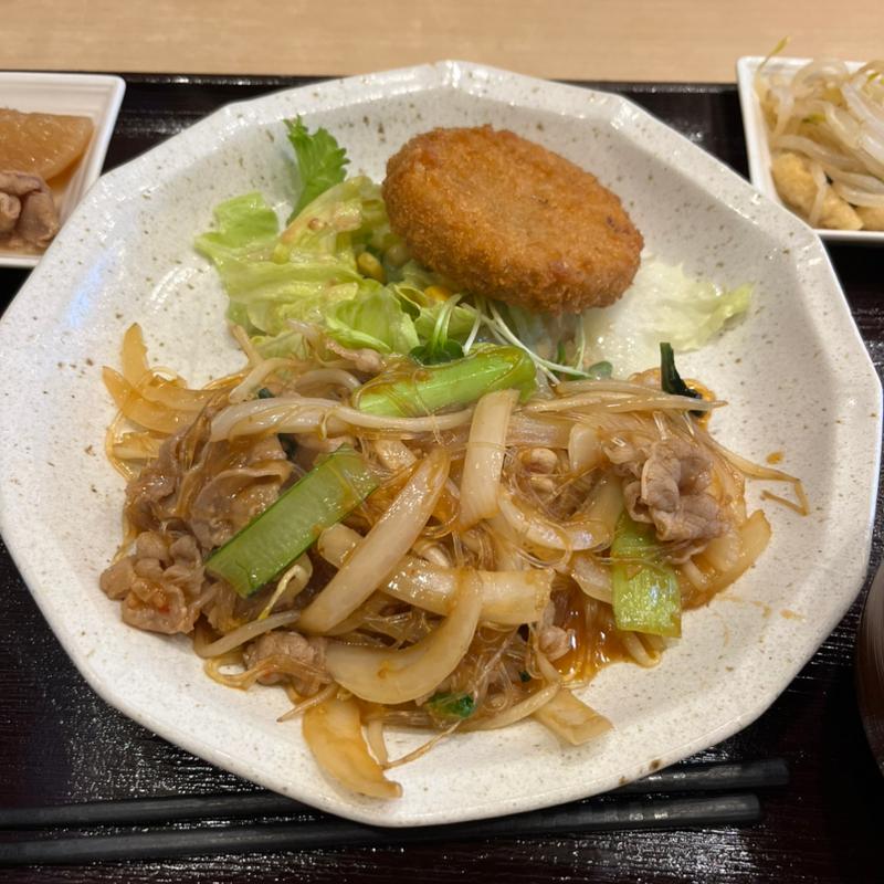 日替わり 牛肉と春雨の辛味焼きとメンチカツ(絆 旬の肴と和み酒場)
