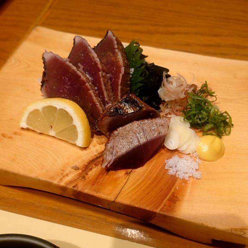 藁焼きかつおの塩たたき(かどや ムスブ田町店)