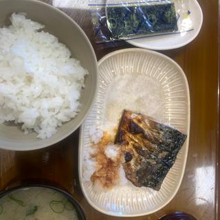 朝食　サバ焼き