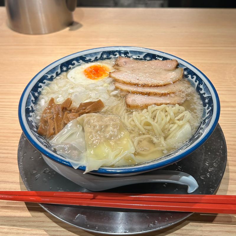 白「白醤油」ワンタンラーメン、背脂、玉ねぎ(大曽根中華そば はじめ)