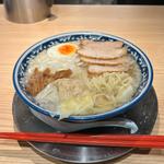 白「白醤油」ワンタンラーメン、背脂、玉ねぎ