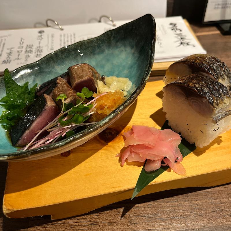 鰹わら炙りと鯖鮨炭炙り(炭火酒場 イコ＝ル)