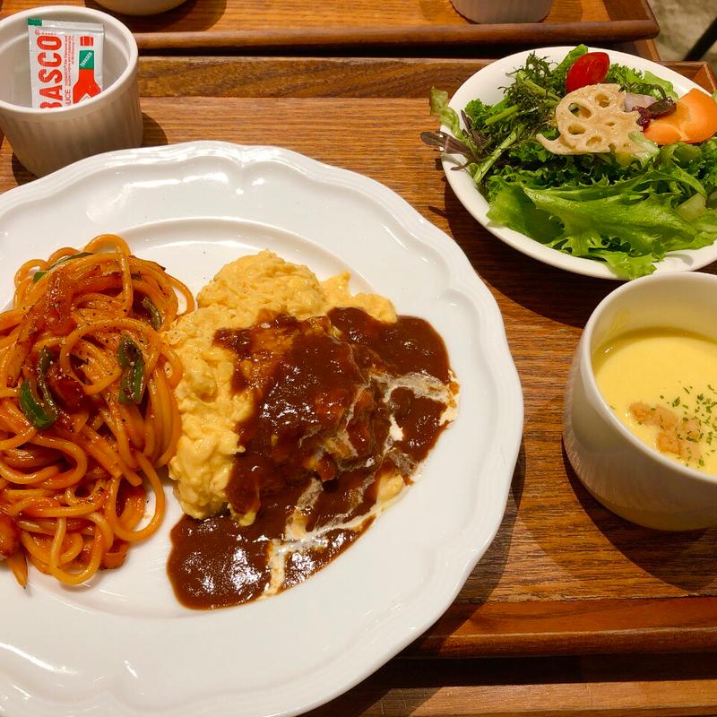 オムライスとナポリタン　ハーフ&ハーフ(パーラー大箸（純洋食とスイーツ パーラー大箸）)