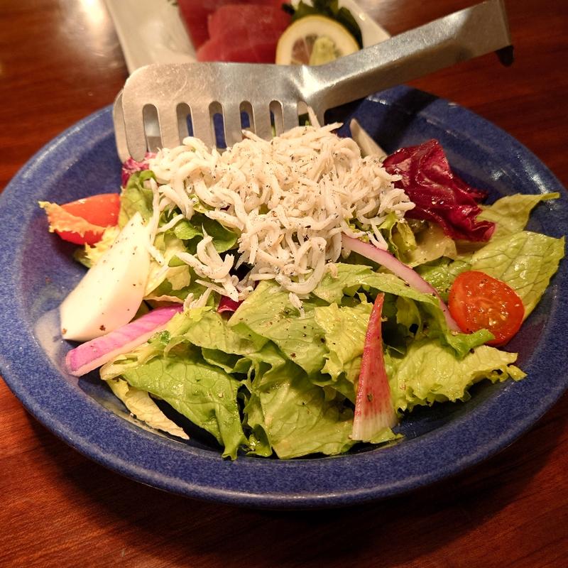 ハーフ しらすと新鮮野菜のサラダ(魚問屋 魚一商店 南柏総本山)