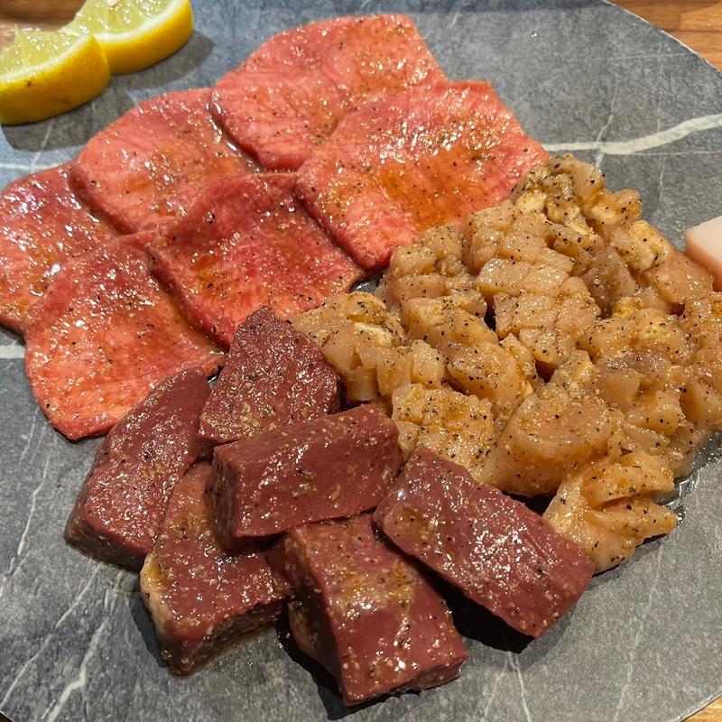 上タン・ハツ・上ミノ(Yakiniku 名もなき名店へ 一切入魂一枚売り焼肉)