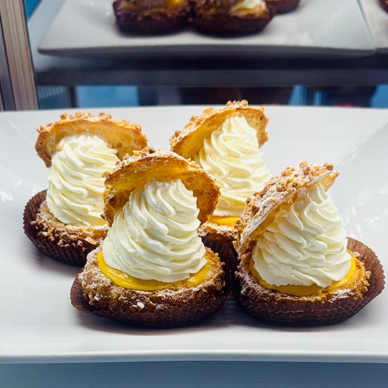 ジャージークリームと茶乃月たまごのカスタードシュー(クレーム デ ラ クレーム 六本木ヒルズ店)