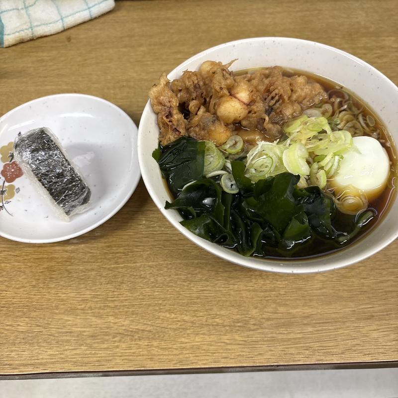 ゲソ天そば　半ワカメ　ゆで玉子　おにぎり(一由そば )