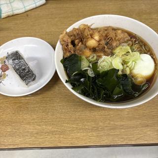 ゲソ天そば　半ワカメ　ゆで玉子　おにぎり