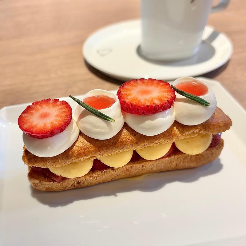 苺のエクレア(アニエスベーカフェ祇園)