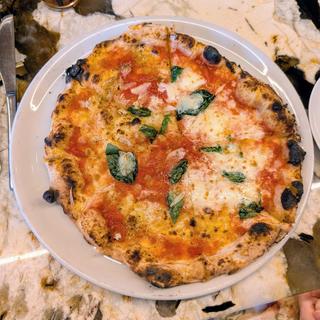 マルゲリータとマリナーラ　ハーフ&ハーフ(pizza marumo)