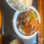 生姜焼きとチキンカツ唐揚げ定食(キッチン 空飛ぶパンダ)