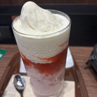 いちごフロート(カフェ・ベローチェ 池尻大橋店)