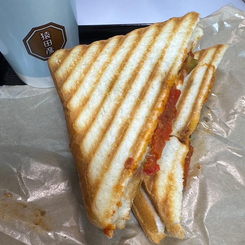 カフェラテとホットサンドセット（ごろっと野菜のトマト＆モッツァレラ）(猿田彦珈琲 アトレ恵比寿ウエストサイドストア)