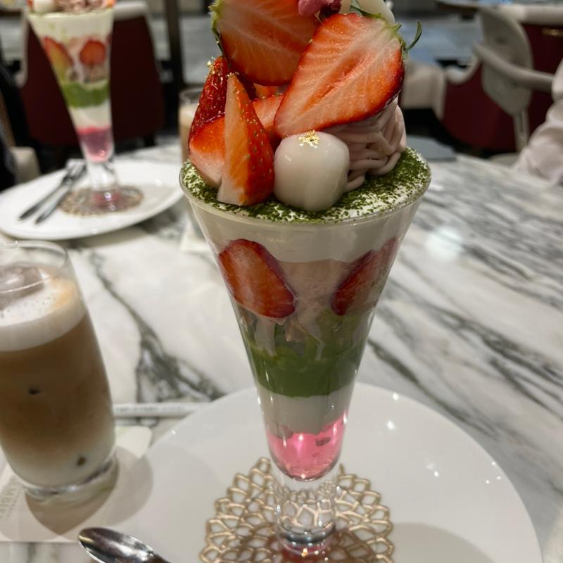 苺と桜の抹茶パフェ(千疋屋総本店 麻布台ヒルズ店)