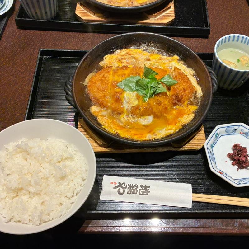 チキンカツ煮(地鶏や ウィング高輪店)